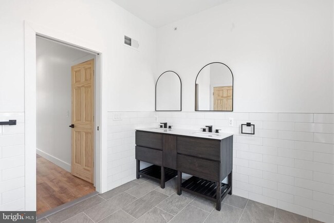 Building Photo - 458 W Earlham Ter