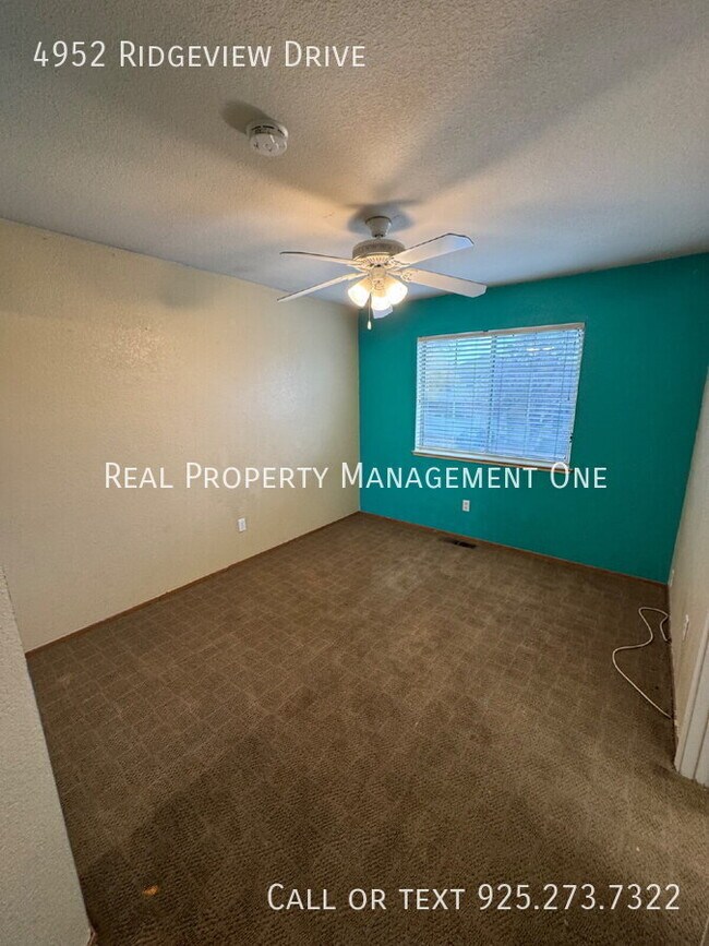 Building Photo - 4952 Ridgeview Dr