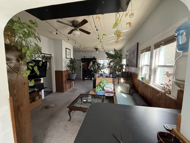 Building Photo - 534 Somers Ave