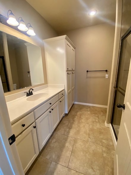 Building Photo - 1047 N Leverett Ave