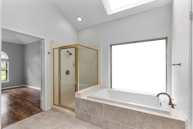 Building Photo - 5622 Woodland Creek Dr