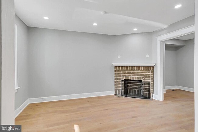 Building Photo - 727 Otis Pl NW
