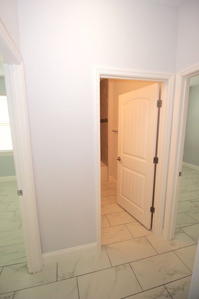 Building Photo - Luxury 4 Bed 2 Bath Townhome in Cypress Kn...