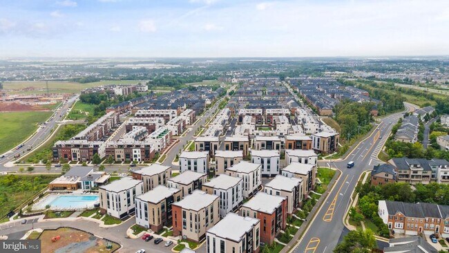 Building Photo - 43443 Croson Ln