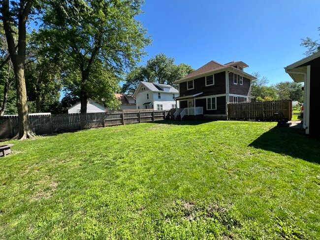 Building Photo - 1328 Nelson Ave