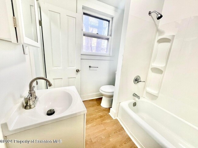 Building Photo - 1005 Luke Ave