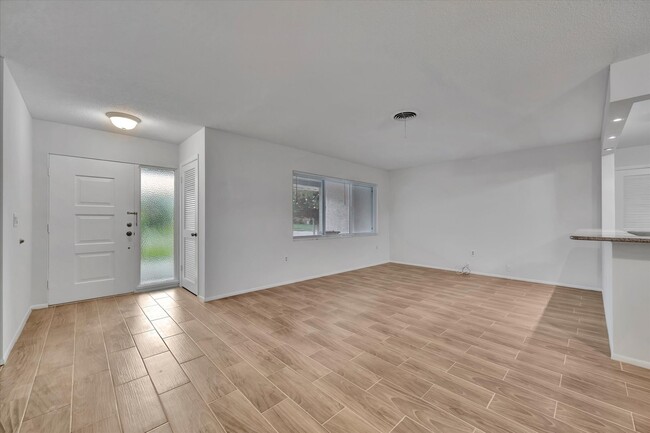 Building Photo - Beautiful 2-Bed / 2 Bath Pool Home in Sara...