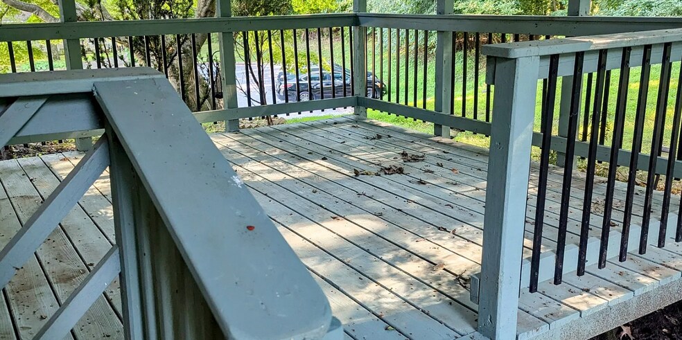 Top level deck - 113 Glen Ridge Dr