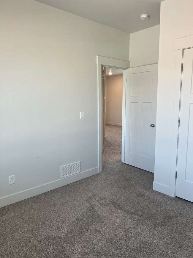 Building Photo - Beautiful 4 bed 2.5 bath home in the desirable Summerfield Subdivision