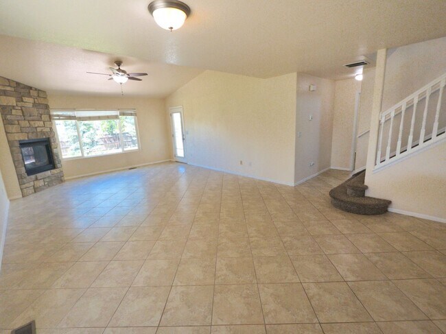Building Photo - Large Single Family Home