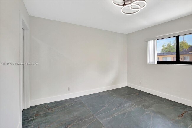 Building Photo - 5980 SW 40th Ave