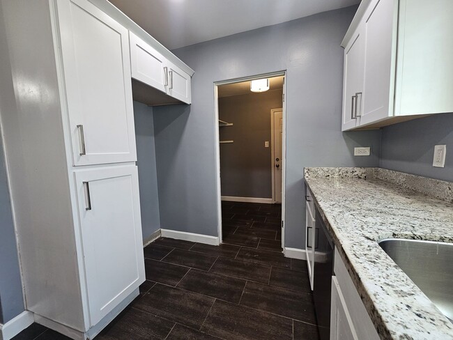 Building Photo - Charming Home 3 bedrooms 1 bath Large Yard.