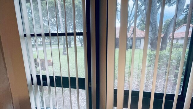 Building Photo - 6165 Sunny Pointe Cir