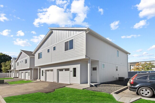 Building Photo - 226 Woodlawn Ln