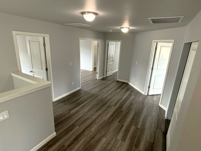 Building Photo - 4 bedroom 2.5 bathroom home in the heart o...