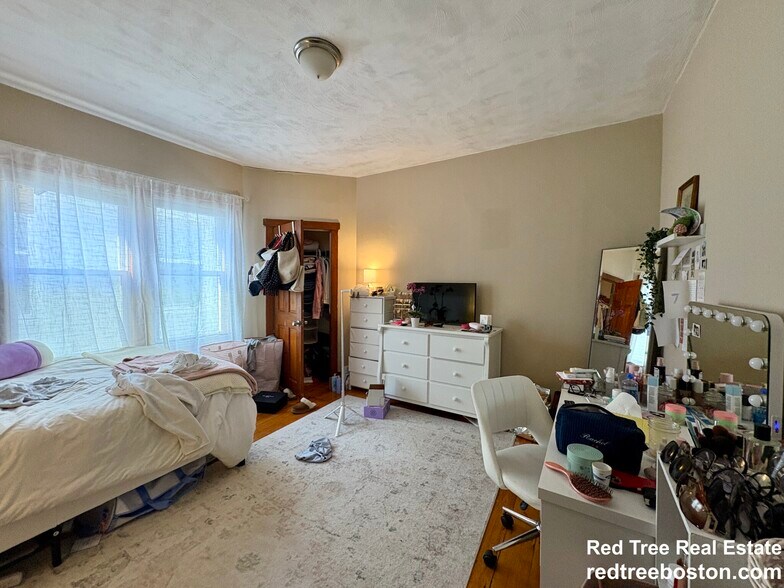 Building Photo - 72 Hillside St