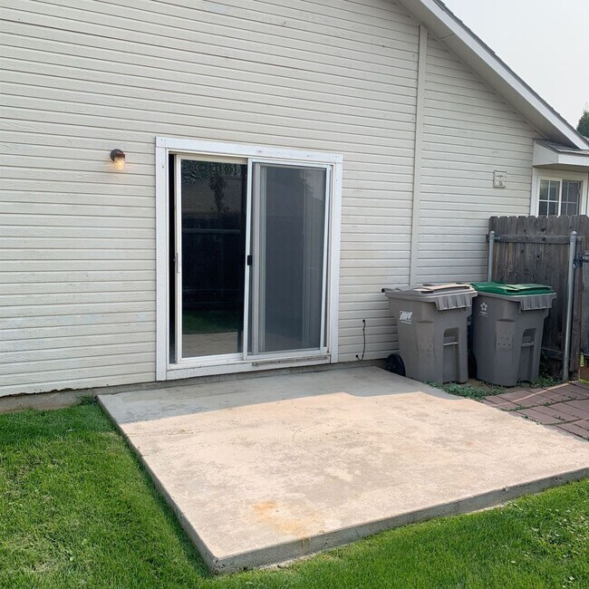 Building Photo - Mitchell Duplex