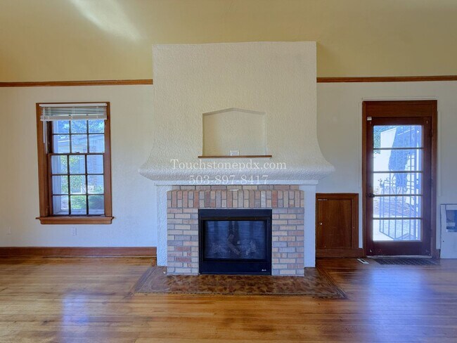 Building Photo - MOVE IN SPECIAL! ONE MONTH FREE! Timeless SE Portland 3 Bed Home w/Backyard, Hardwood Floors, & B...