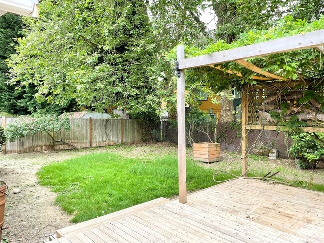 Building Photo - Remodeled 3+1 Bed 2 Bath Rambler in Juanita