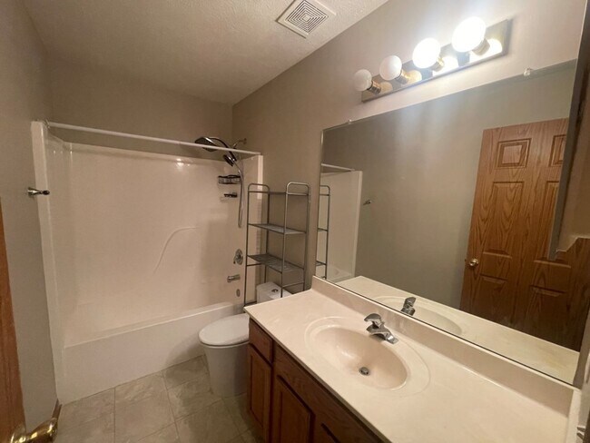 Building Photo - Home For Rent Bellevue.