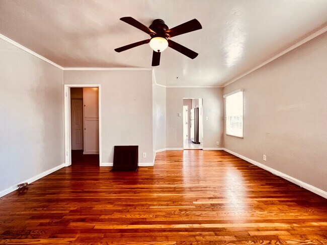 Building Photo - Location Location, dont miss the first sho...