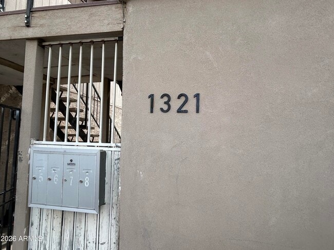 Building Photo - 1321 W Vogel Ave