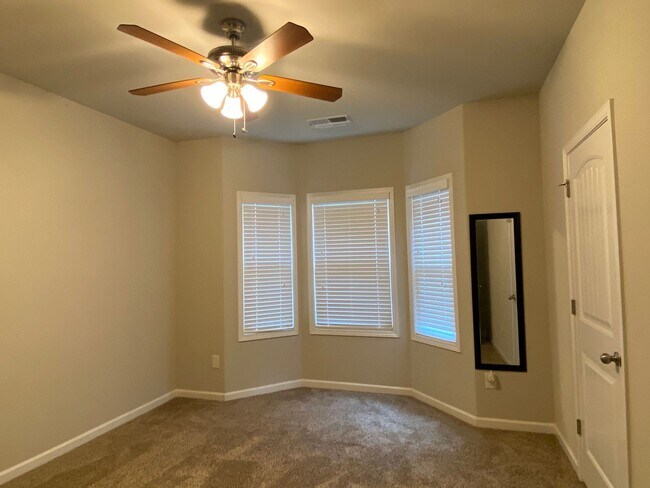 Building Photo - 4 bed, 3 bath home in Hawthorn Ridge is Av...