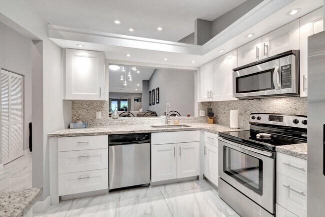 Building Photo - 10927 Dolphin Palm Ct