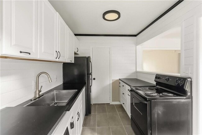 Building Photo - 425 Lindbergh Drive NE