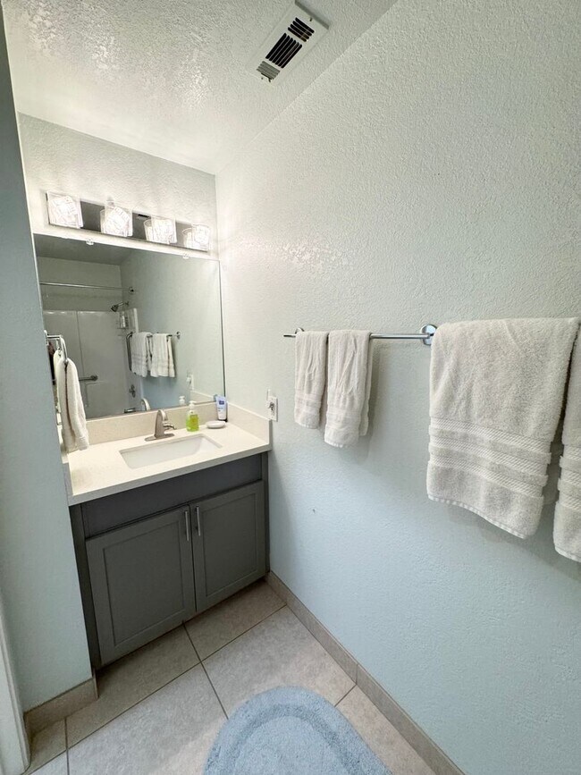 Building Photo - Long Term - Beautifully Updated 1 Bedroom Condo in Palm Springs Villas II