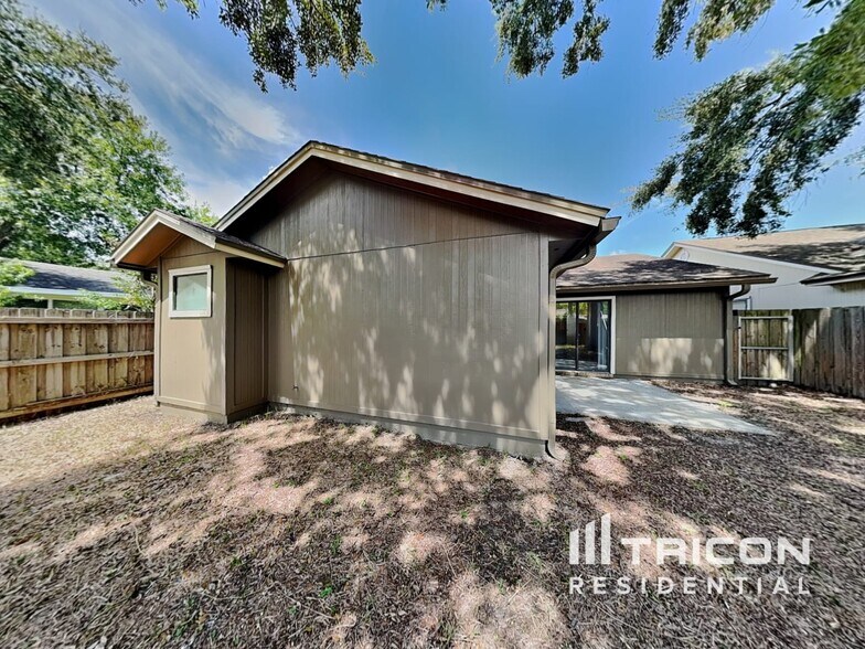 Building Photo - 1707 Ashwood Cir