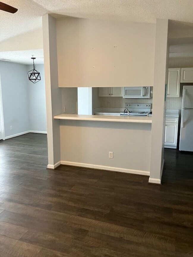 Building Photo - 904 Litchfield Way