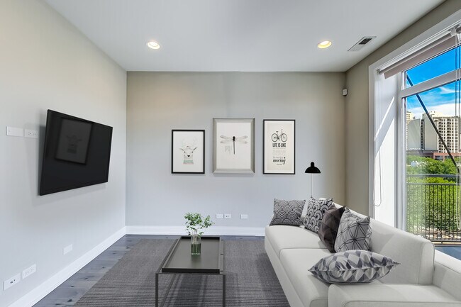 Building Photo - 317 W Evergreen Ave