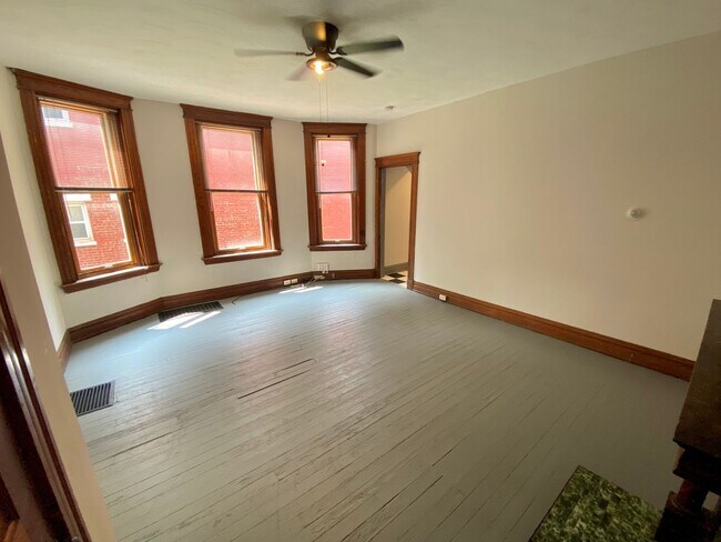 Building Photo - Spacious 5 bed/2 bath on Victor Mins. from...