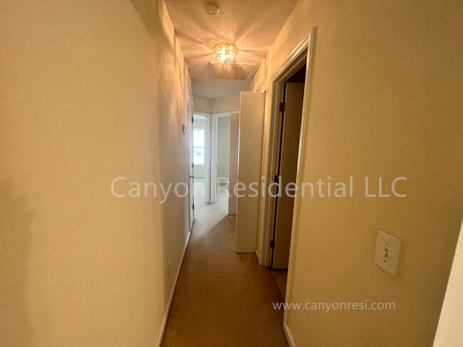 Building Photo - Beautiful 3b Room! Move in ready!