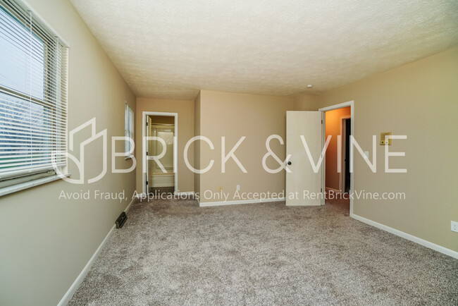 Building Photo - 463 Sherwood Downs S