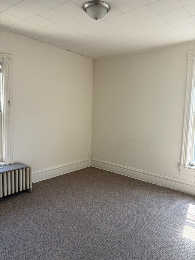 Building Photo - 319 N Pinckney St