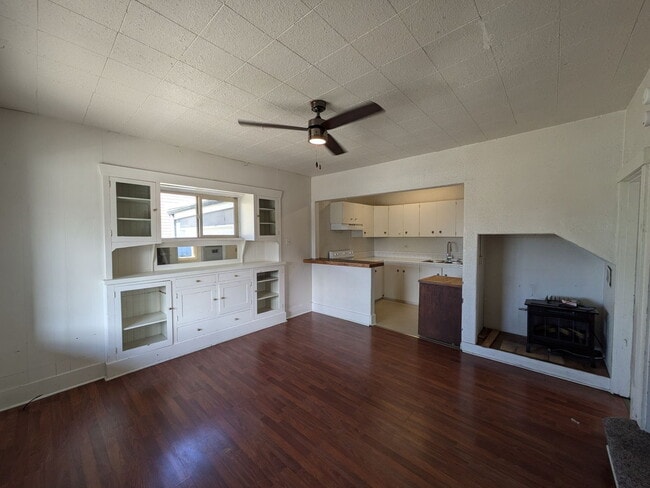 Building Photo - Across from Bellingham High | 5 Bed, 2 Bath Home | Minutes to Trader Joe's & I-5 | Pet Friendly |...