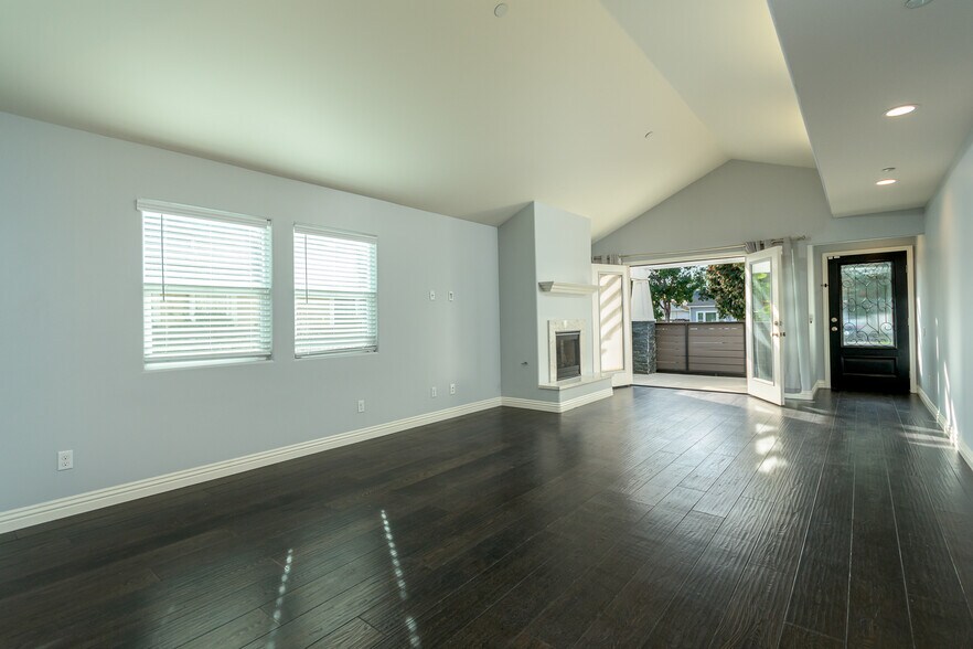 Building Photo - 736 N Wilton Pl