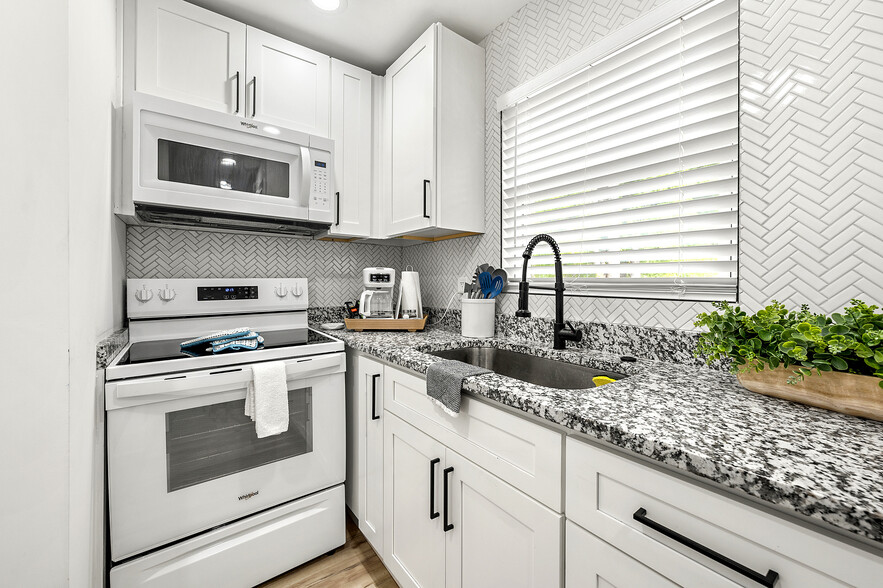 Kitchen (EC) - 2310 Tiger Flowers Dr NW