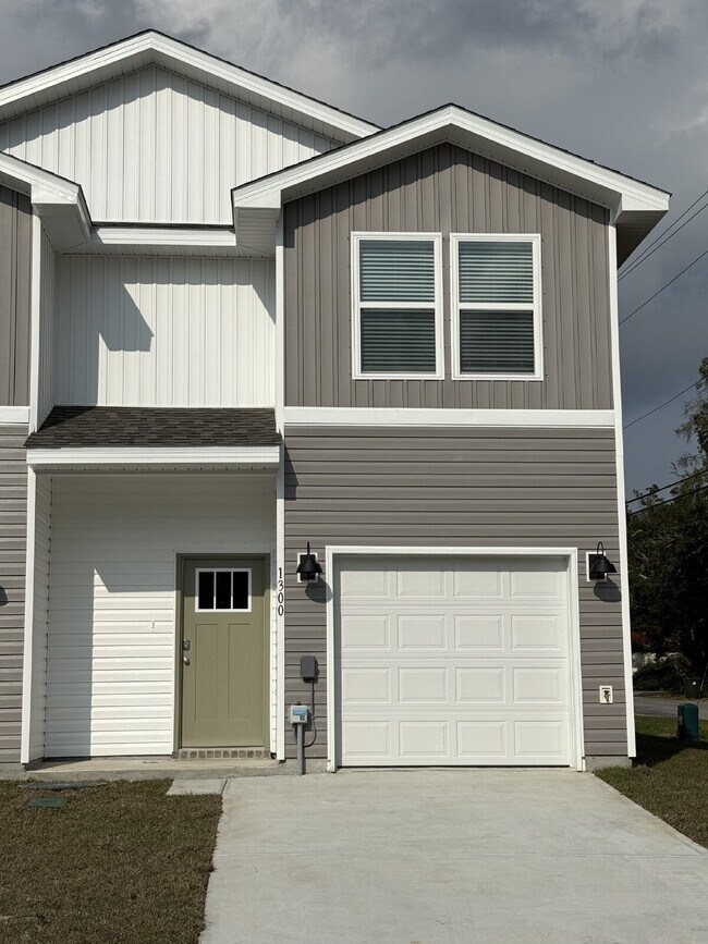 Building Photo - Modern 3BR Townhome for Rent Near NAS Pensacola – Updated & Move-In Ready