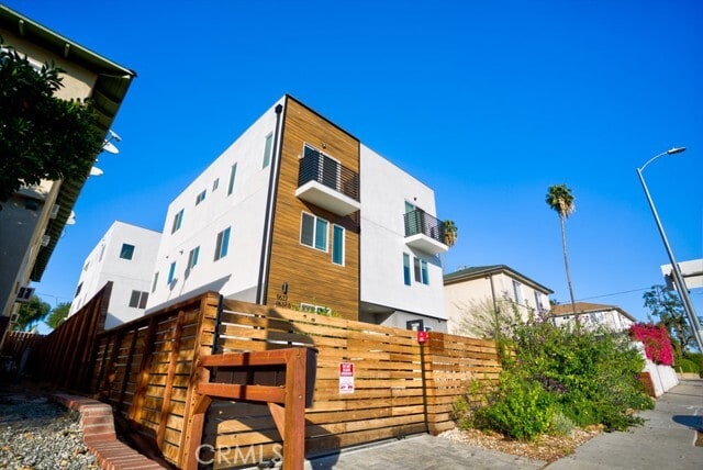 Building Photo - 11639 Burbank Blvd