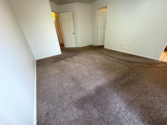 Building Photo - 3 bedroom plus den, 2 bath, on the golf co...