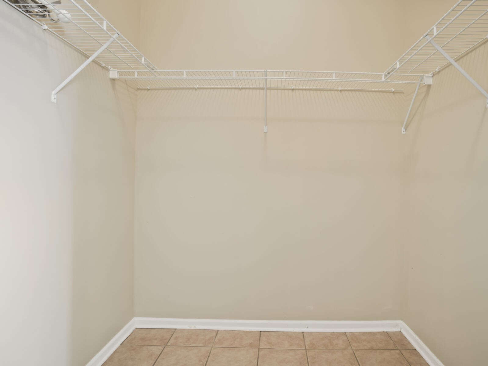 Building Photo - 626 Riverby Ln