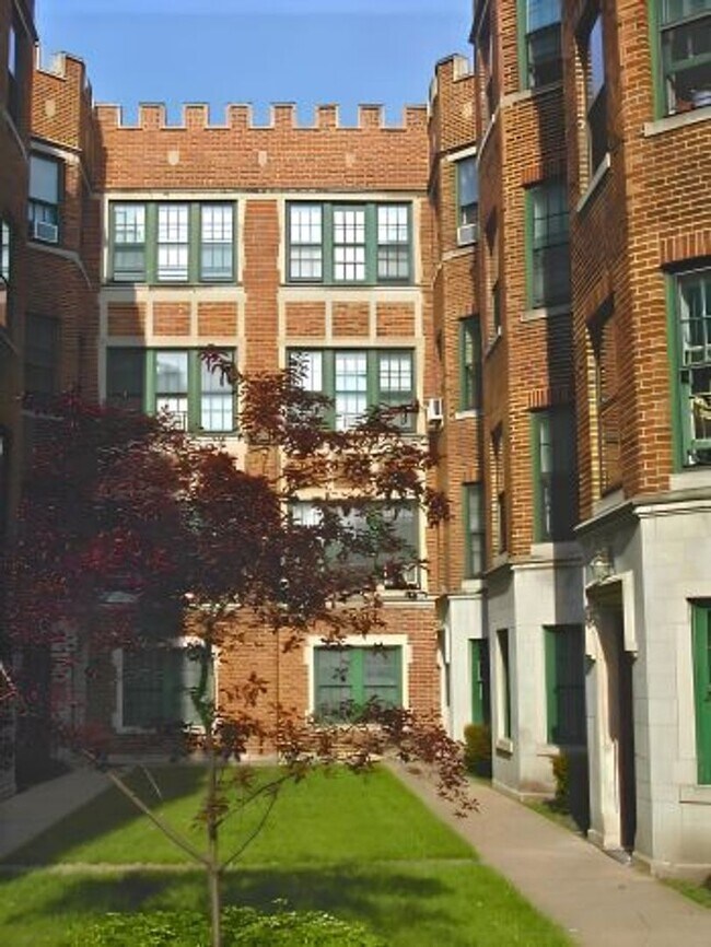 Building Photo - 4879 N Paulina St