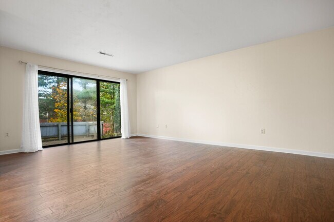 Building Photo - 622 Main St