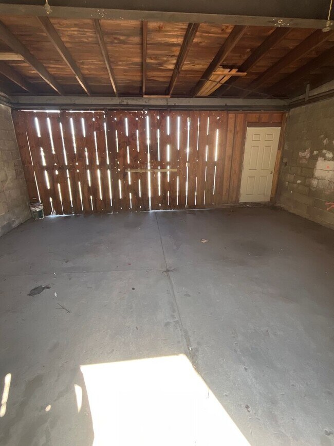 Building Photo - 829 Ferry St