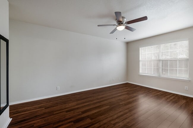 Building Photo - Well-Maintained Home with Open Layout & Great Location