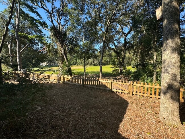 Building Photo - Stunning 3/2 in Haile