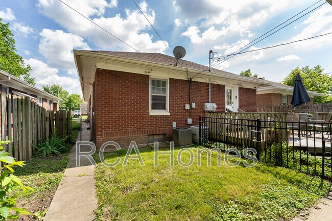 Building Photo - 4908 E 10th St